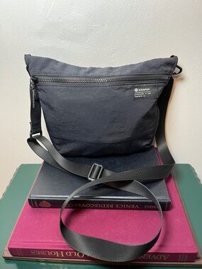 Lululemon Clean Lines Black Nylon Crossbody Bag Adjustable Strap DISCONTINUED